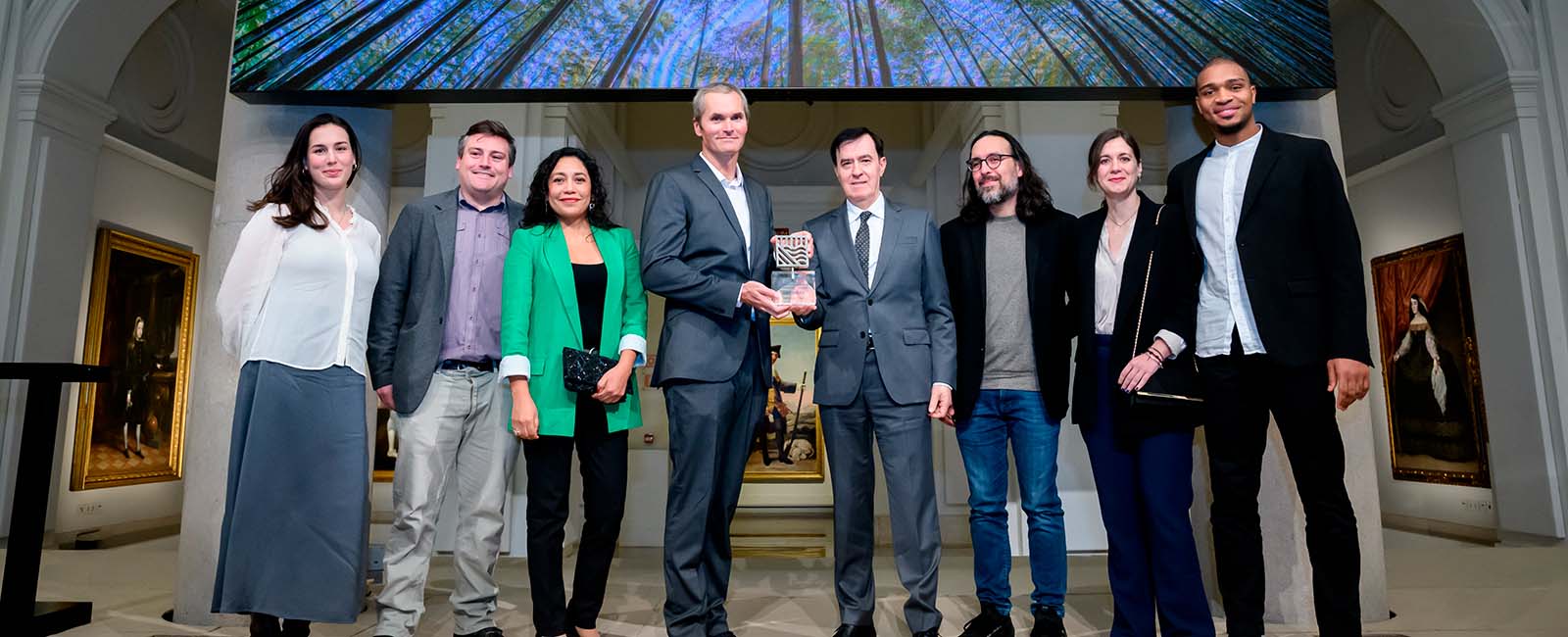 El director de la Fundación BBVA, Rafael Pardo, con el director de Mongabay, Rhett Butler, y miembros de su equipo