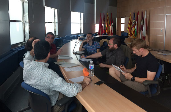 Imagen de una sala de conferencias, el ponente y el público participante